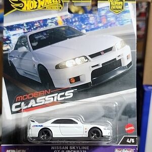 Nissan Skyline White Die-Cast Car